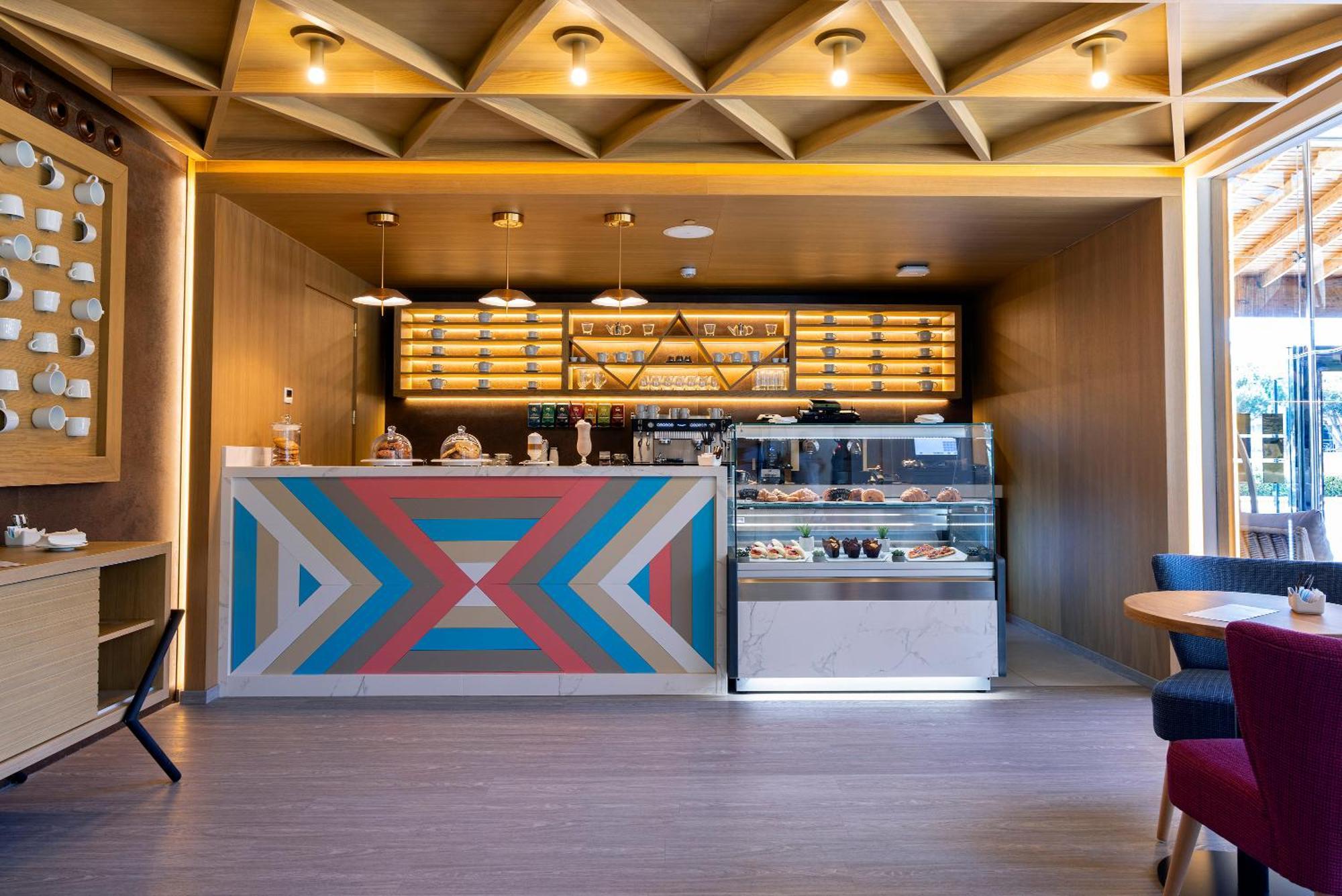 Hipotels Barrosa Palace & Spa Chiclana de la Frontera Εξωτερικό φωτογραφία The interior of a Starbucks Reserve store in Shanghai, China