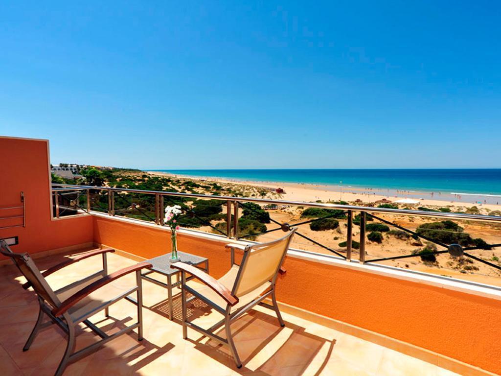 Hipotels Barrosa Palace & Spa Chiclana de la Frontera Εξωτερικό φωτογραφία View of the beach from the hotel