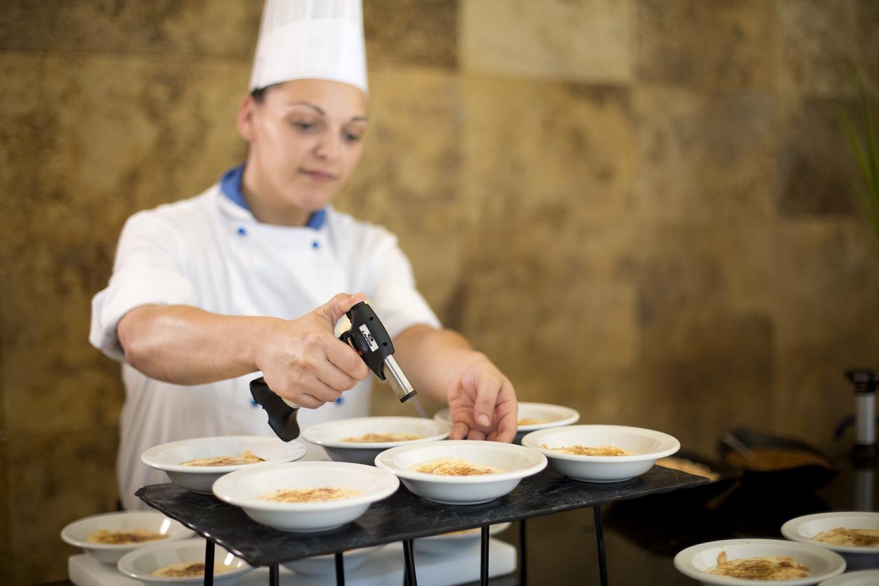 Hipotels Barrosa Palace & Spa Chiclana de la Frontera Εξωτερικό φωτογραφία A sous chef preparing food
