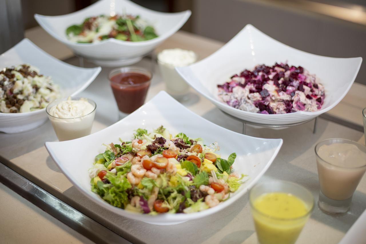 Hipotels Barrosa Palace & Spa Chiclana de la Frontera Εξωτερικό φωτογραφία A selection of salads at a salad bar