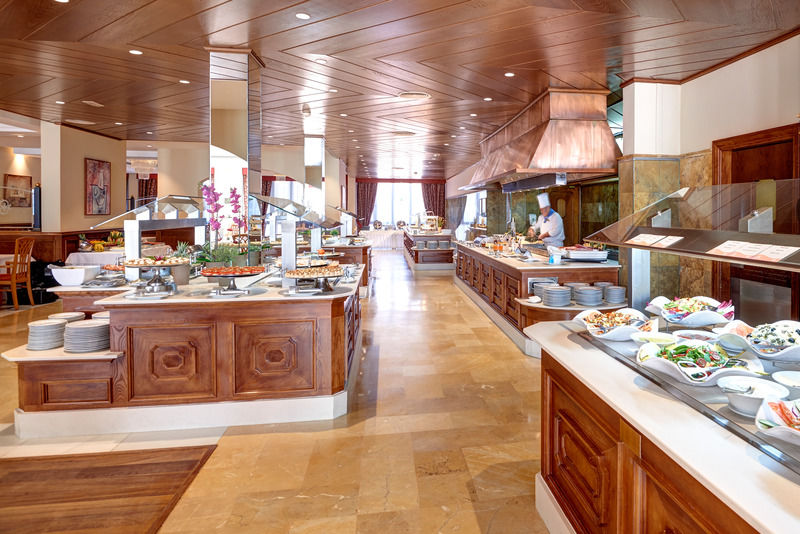 Hipotels Barrosa Palace & Spa Chiclana de la Frontera Εξωτερικό φωτογραφία The buffet at the hotel